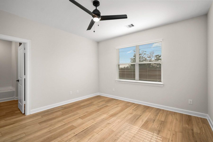 Spacious, unfurnished interior of a new home in Wedgewood Forest, Conroe (Image 12).