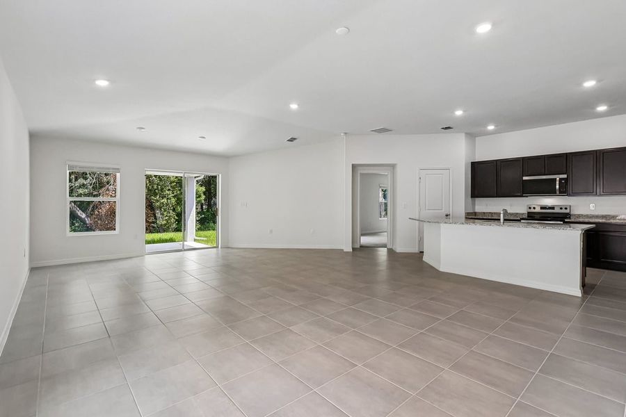 Spacious, unfurnished interior of a new home in Hilliard Ridge, Kissimmee (Image 15).
