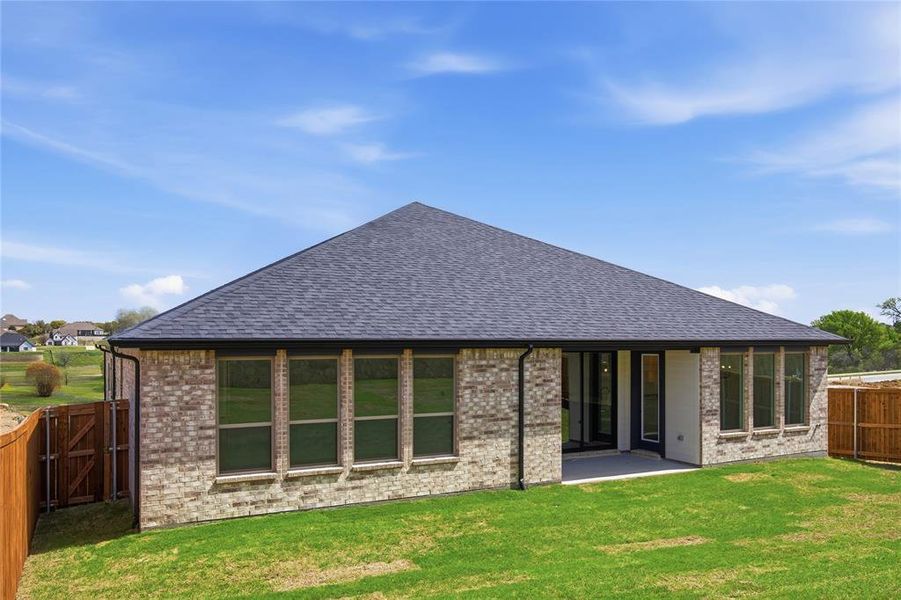 Exterior details and patio area of a home in Talon Hills, Fort Worth (Image 25).