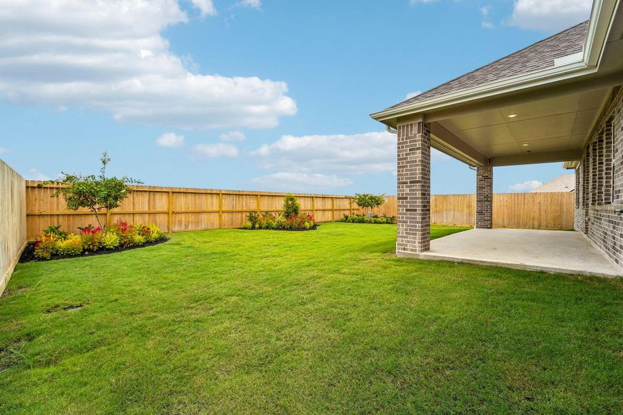 Amazing backyard with lush landscaping! Amazing backyard with lush landscaping!