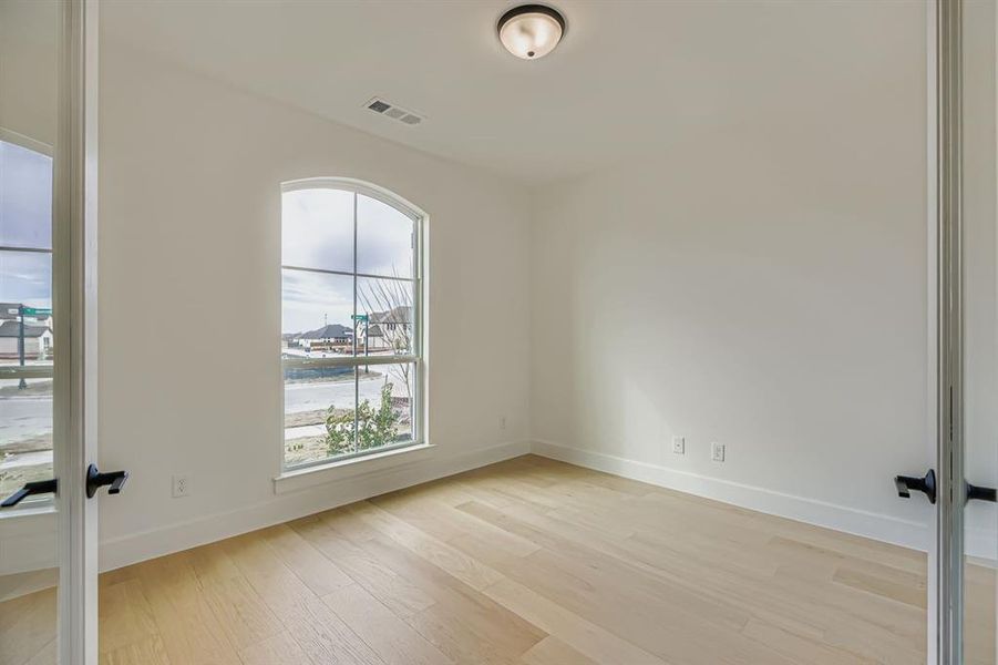 Spacious, unfurnished interior of a new home in Ten Mile Creek 55s, Celina (Image 16).