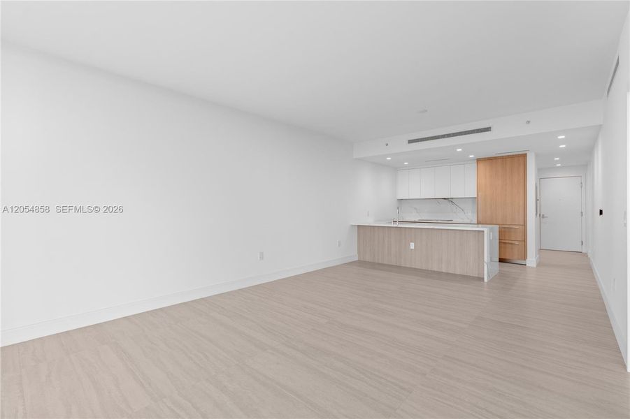 Spacious, unfurnished interior of a new home in One Park Tower, Miami (Image 45).