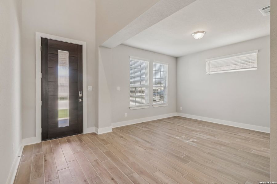 Spacious, unfurnished interior of a new home in Fox Falls, Boerne (Image 14).