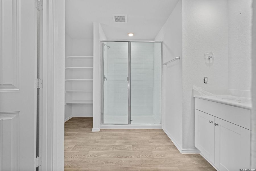 Spacious, unfurnished interior of a new home in Arroyo Ranch, Seguin (Image 24).