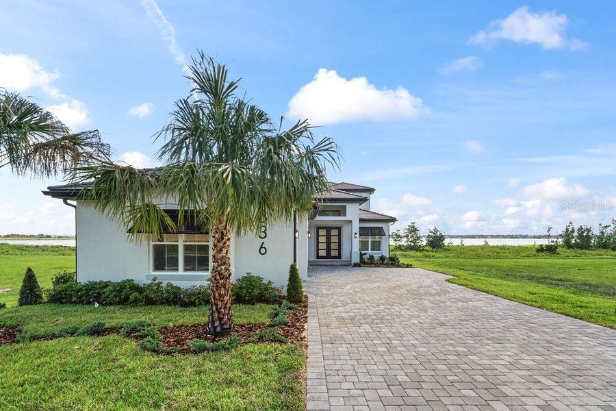 Exterior details and patio area of a home in , Lake Alfred (Image 26).