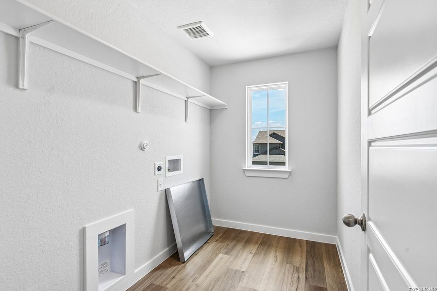 Spacious, unfurnished interior of a new home in Highland Ridge, New Braunfels (Image 18).