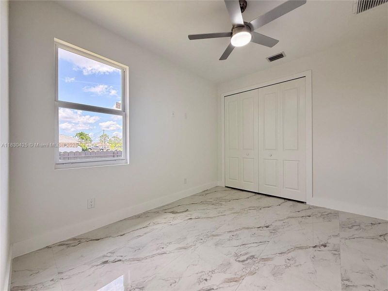 Spacious, unfurnished interior of a new home in , Cape Coral (Image 27).
