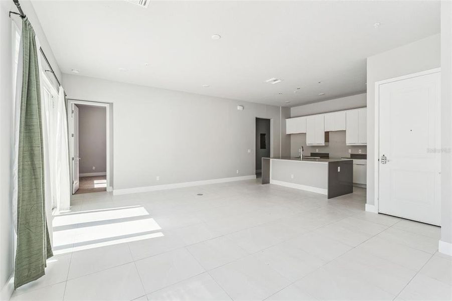 Spacious, unfurnished interior of a new home in , Kissimmee (Image 23).