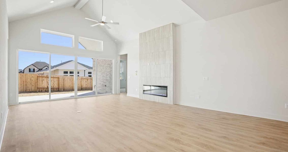 Spacious, unfurnished interior of a new home in Sunfield, Buda (Image 13).