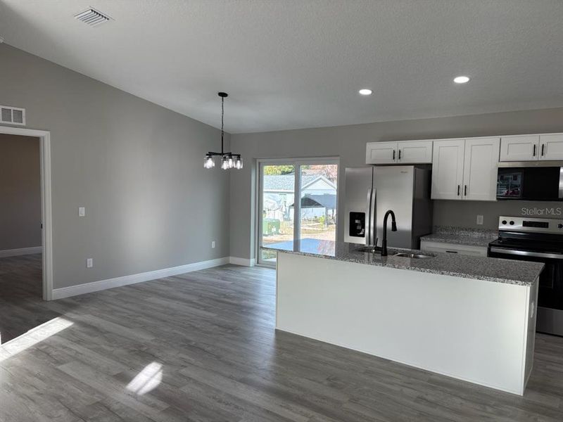 Spacious, unfurnished interior of a new home in , Citrus Springs (Image 18).