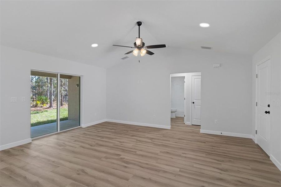 Spacious, unfurnished interior of a new home in , Citrus Springs (Image 32).