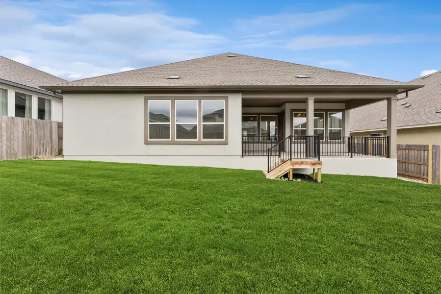Exterior details and patio area of a home in La Cima, San Marcos (Image 4).