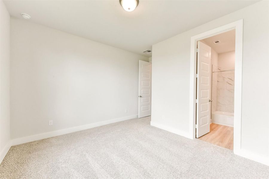 Spacious, unfurnished interior of a new home in Sierra Vista, Rosharon (Image 29).