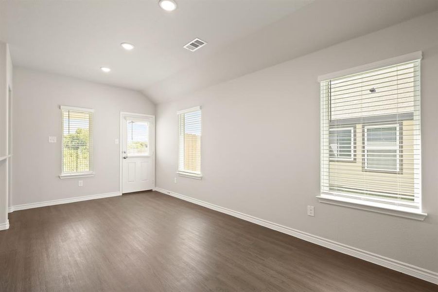 Spacious, unfurnished interior of a new home in Deer Creek, Fort Worth (Image 26). Spacious, unfurnished interior of a new home in Deer Creek, Fort Worth (Image 26).