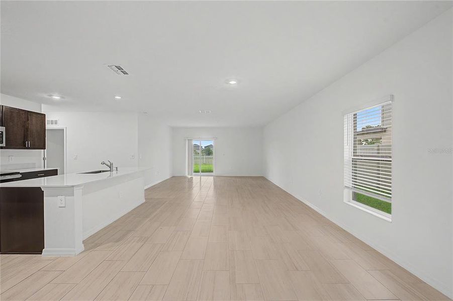 Spacious, unfurnished interior of a new home in Park East, Plant City (Image 21).