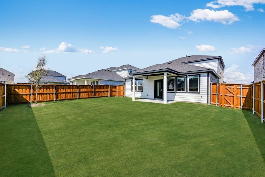 Exterior details and patio area of a home in Madero 50s, Fort Worth (Image 3).