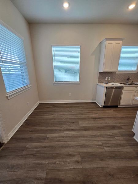 Spacious, unfurnished interior of a new home in Lake Mija Village, Seabrook (Image 8).