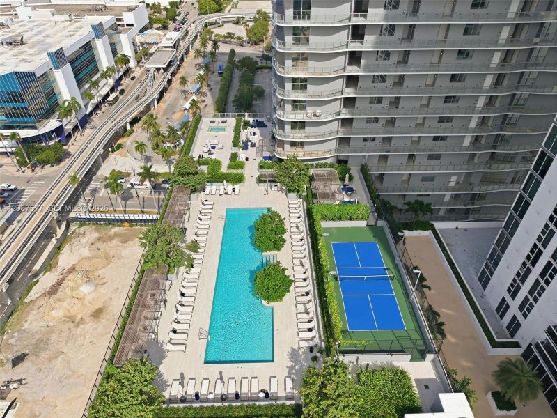 Condo located in Miami, FL showcasing its design and architecture (Image 30).