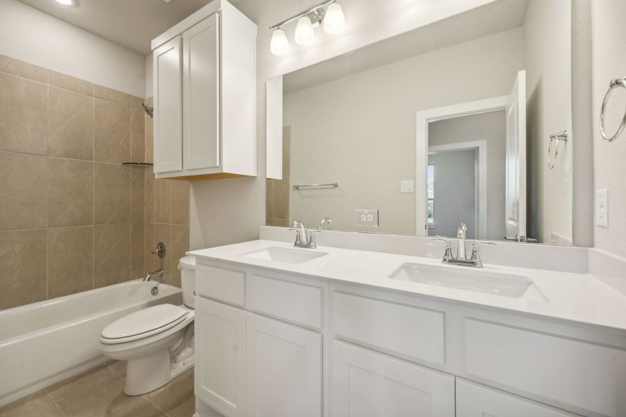 Furnished interior view inside a new home in Dove Hollow, Waxahachie (Image 9).