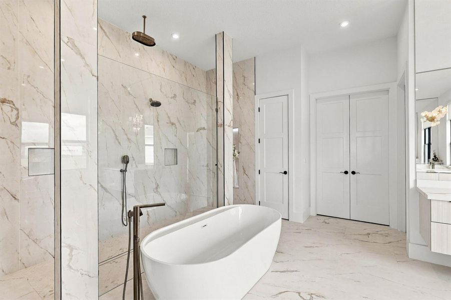 Freestanding Tub & Walk-In Shower Freestanding Tub & Walk-In Shower