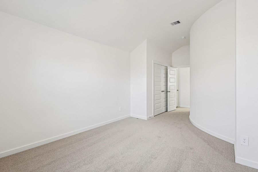 Spacious, unfurnished interior of a new home in Stewart's Ranch, Conroe (Image 29).