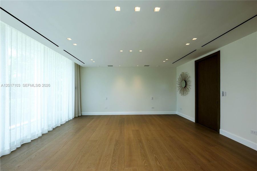 Spacious, unfurnished interior of a new home in , Miami Beach (Image 10).