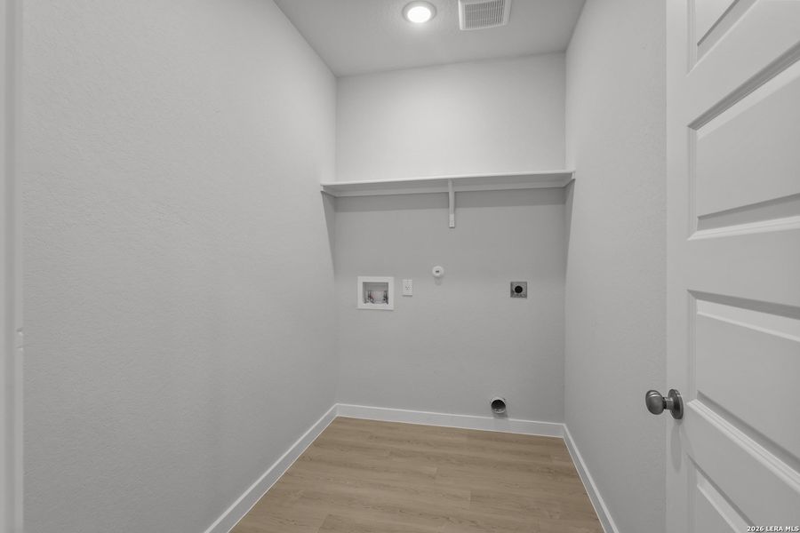 Spacious, unfurnished interior of a new home in Rosemont Hill, San Antonio (Image 25).