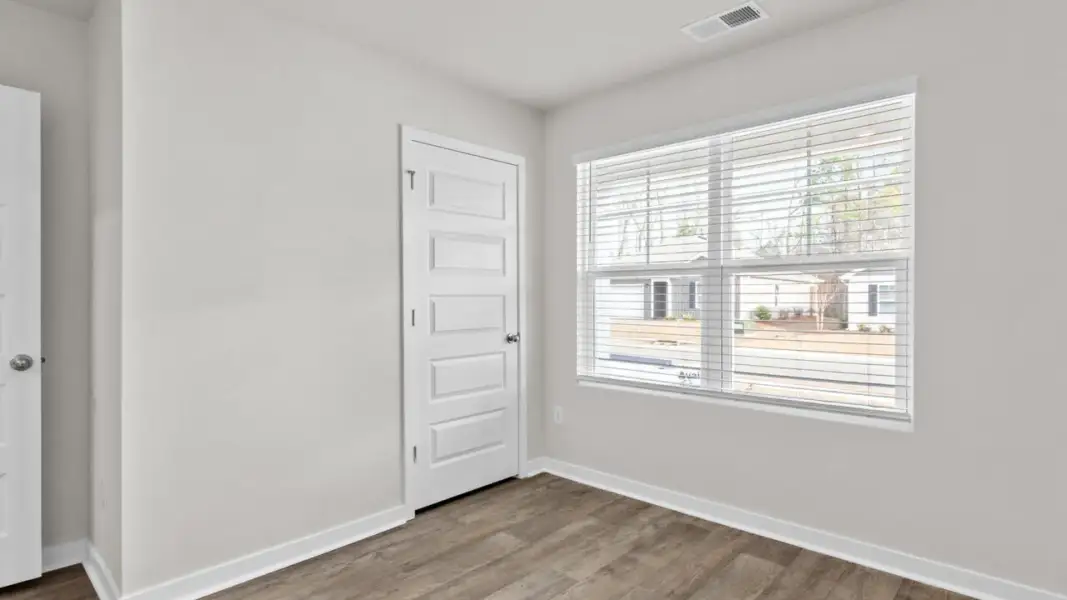 Spacious, unfurnished interior of a new home in Vineyard Trail, Jacksonville (Image 21).