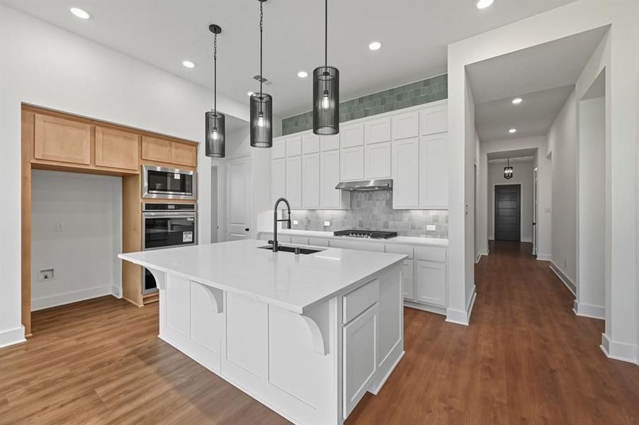 Furnished interior view inside a new home in Ridge Crossing, Waxahachie (Image 10). Furnished interior view inside a new home in Ridge Crossing, Waxahachie (Image 10).