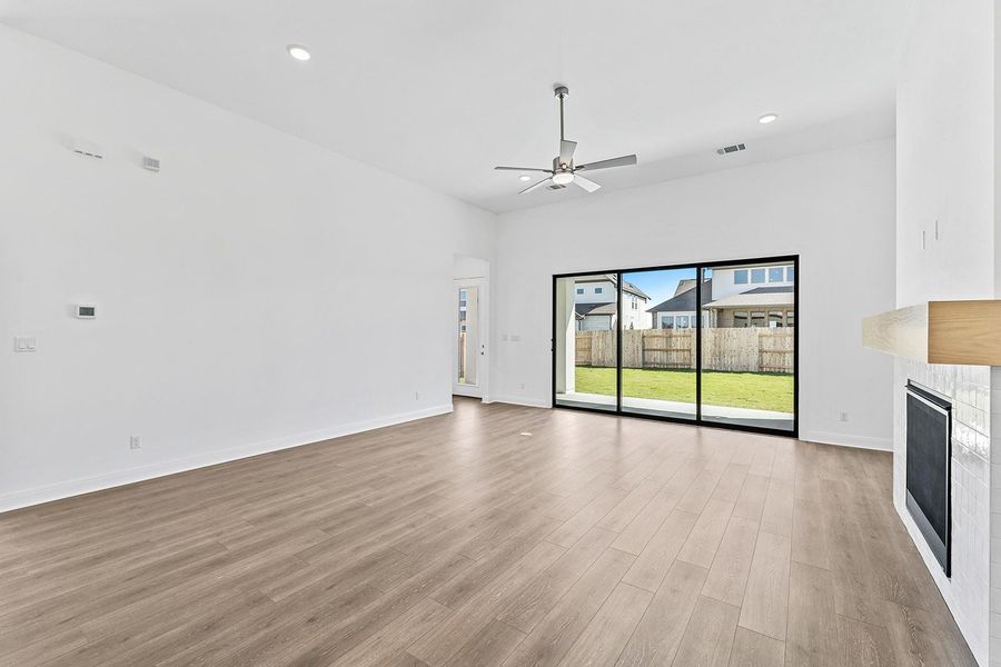 Spacious, unfurnished interior of a new home in Lariat - 70', Liberty Hill (Image 14).