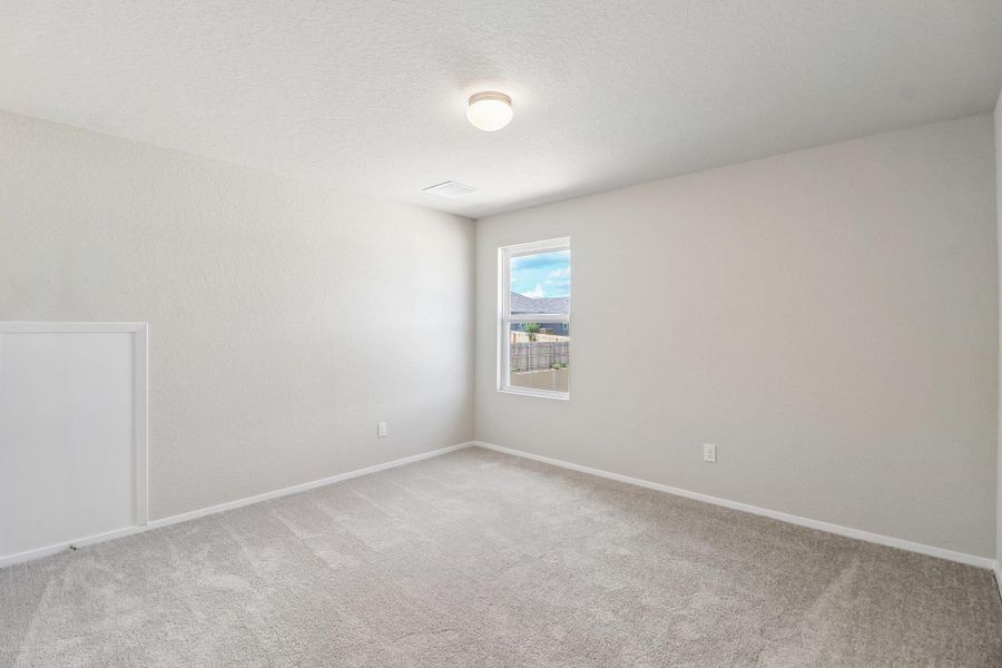 Spacious, unfurnished interior of a new home in Hunters Ranch, San Antonio (Image 16).