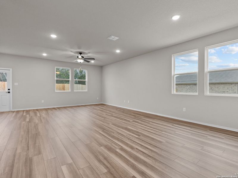 Spacious, unfurnished interior of a new home in Royal Crest, San Antonio (Image 16).