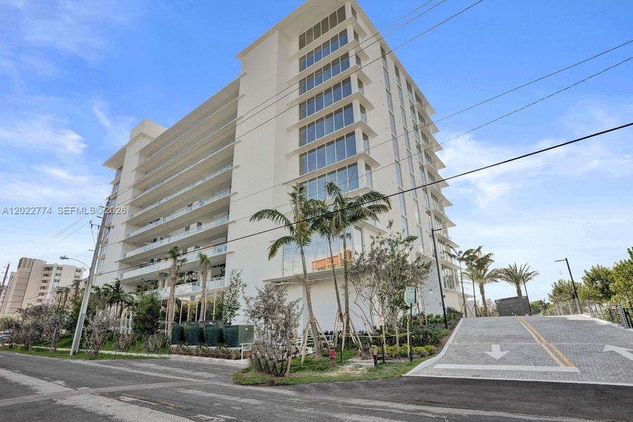 Condo located in Pompano Beach, FL showcasing its design and architecture (Image 33).