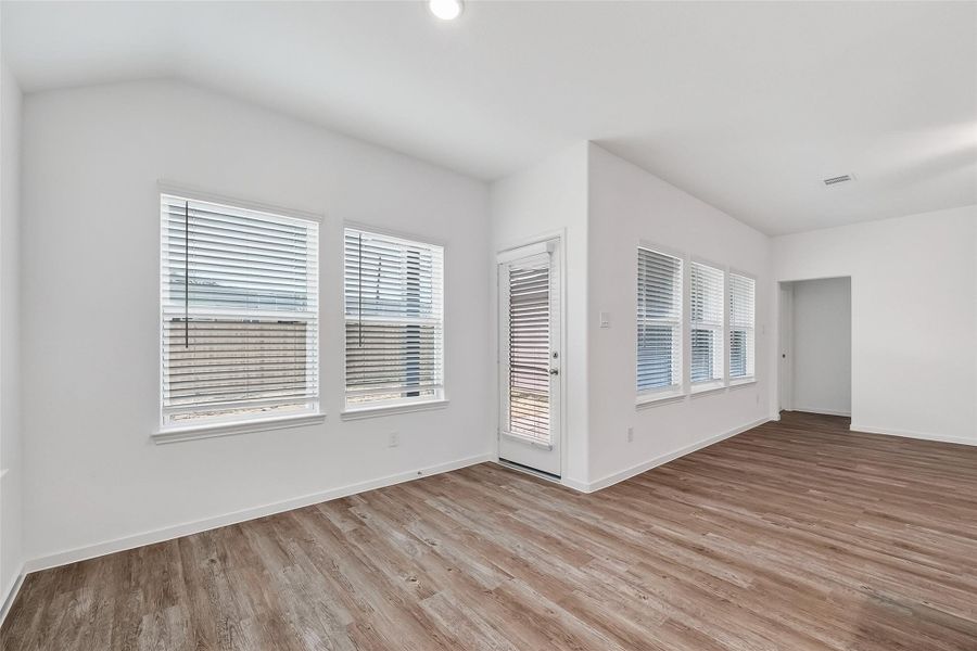 Spacious, unfurnished interior of a new home in Rollingbrook Estates, Baytown (Image 36).