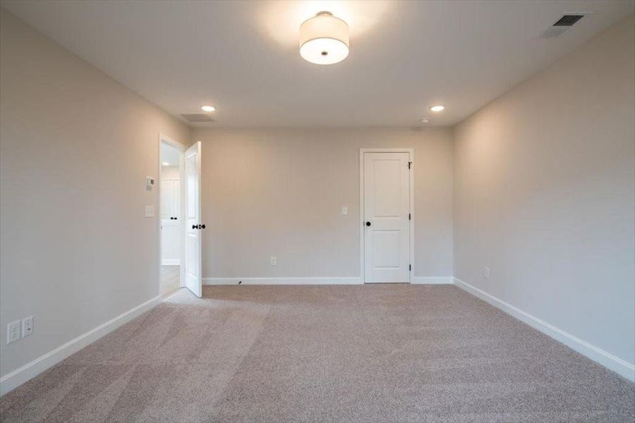 Spacious, unfurnished interior of a new home in Cherokee Township, Acworth (Image 27).
