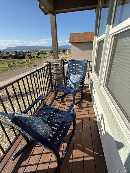 Exterior details and patio area of a home in , Florence (Image 3).