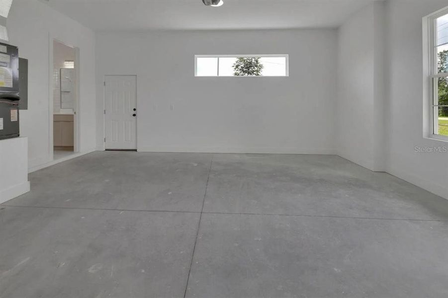 Spacious, unfurnished interior of a new home in , Deland (Image 15).