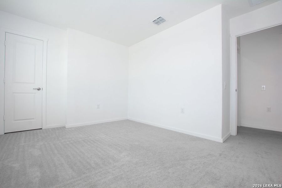 Spacious, unfurnished interior of a new home in Somerset Meadows, San Antonio (Image 8).
