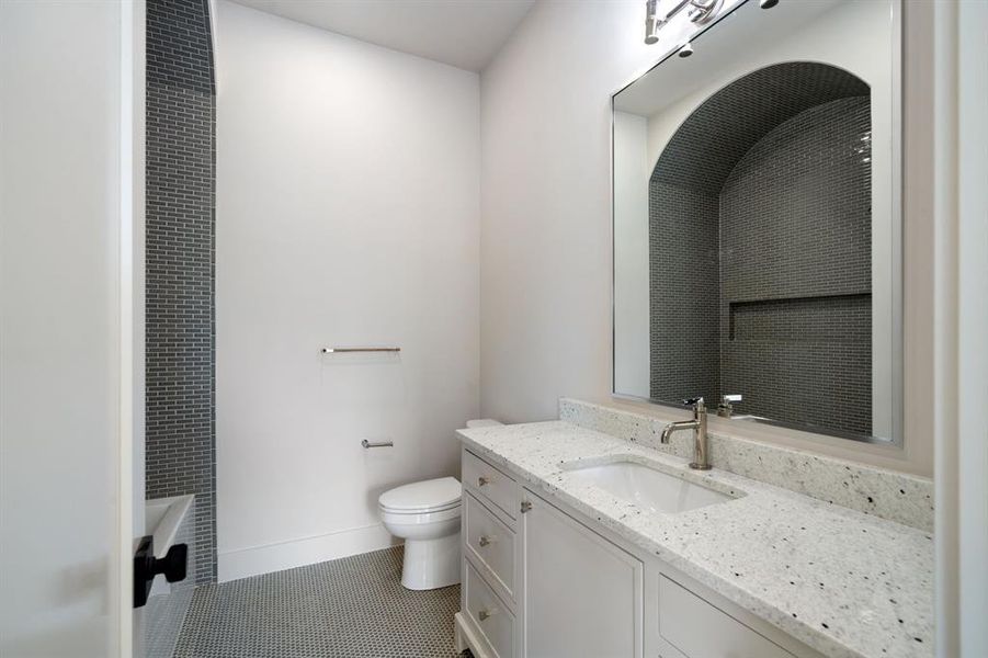 Furnished interior view inside a new home in , Dallas (Image 35).