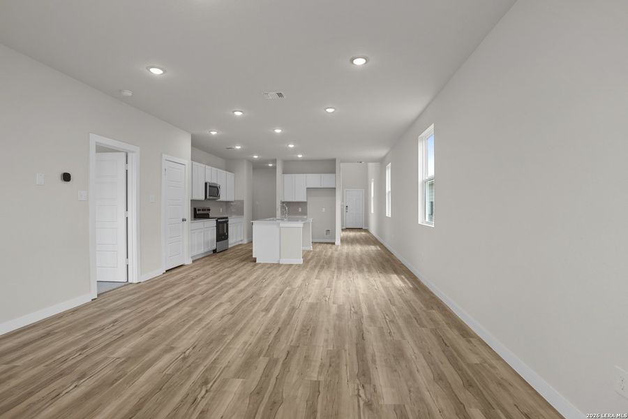 Spacious, unfurnished interior of a new home in Hacienda, San Antonio (Image 20).