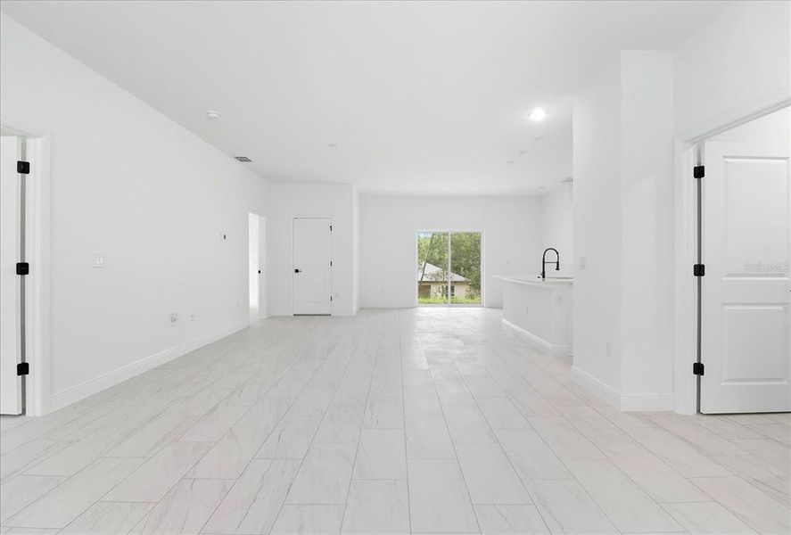 Spacious, unfurnished interior of a new home in , Citrus Springs (Image 12).