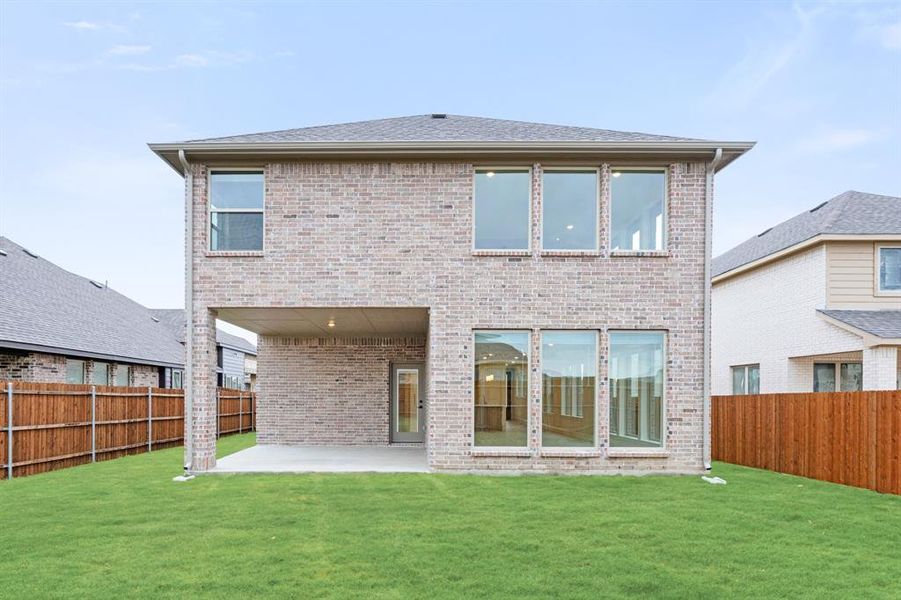 Exterior details and patio area of a home in Star Ranch, Godley (Image 4).
