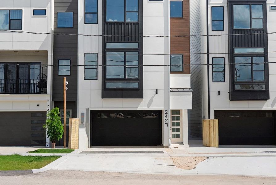 Condo located in Houston, TX showcasing its design and architecture (Image 5).