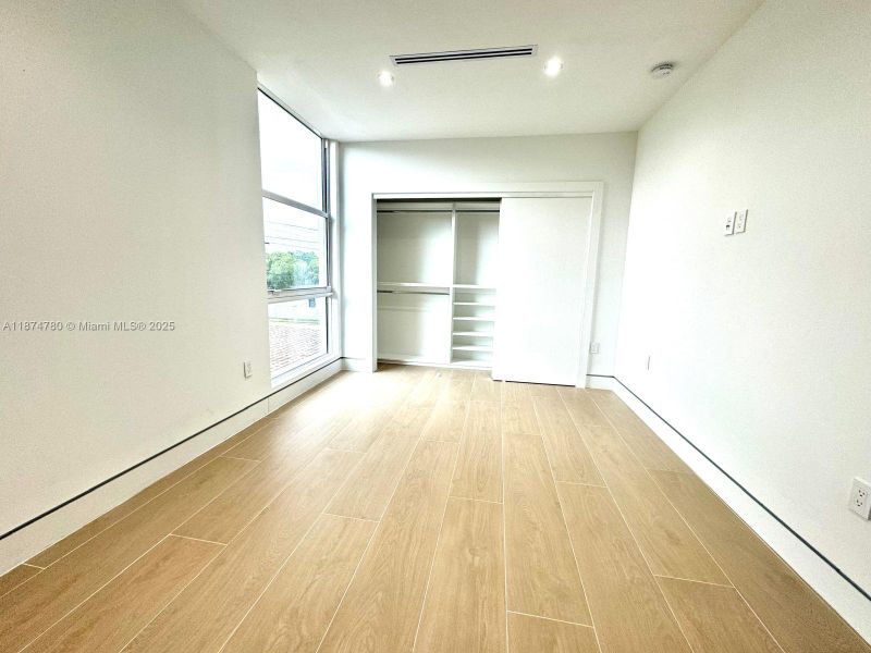 Spacious, unfurnished interior of a new home in , Miami (Image 26).