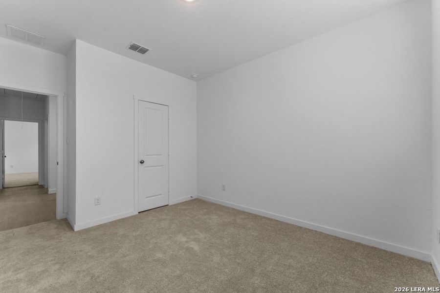 Spacious, unfurnished interior of a new home in Sky Ranch, New Braunfels (Image 10).