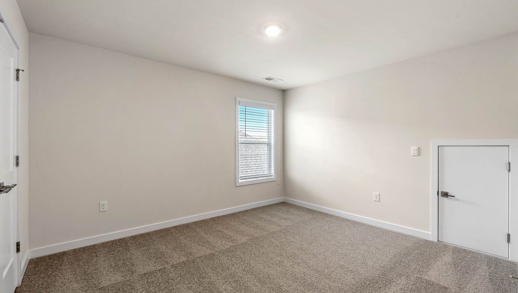 Spacious, unfurnished interior of a new home in Adams Glen, Greenville (Image 26).