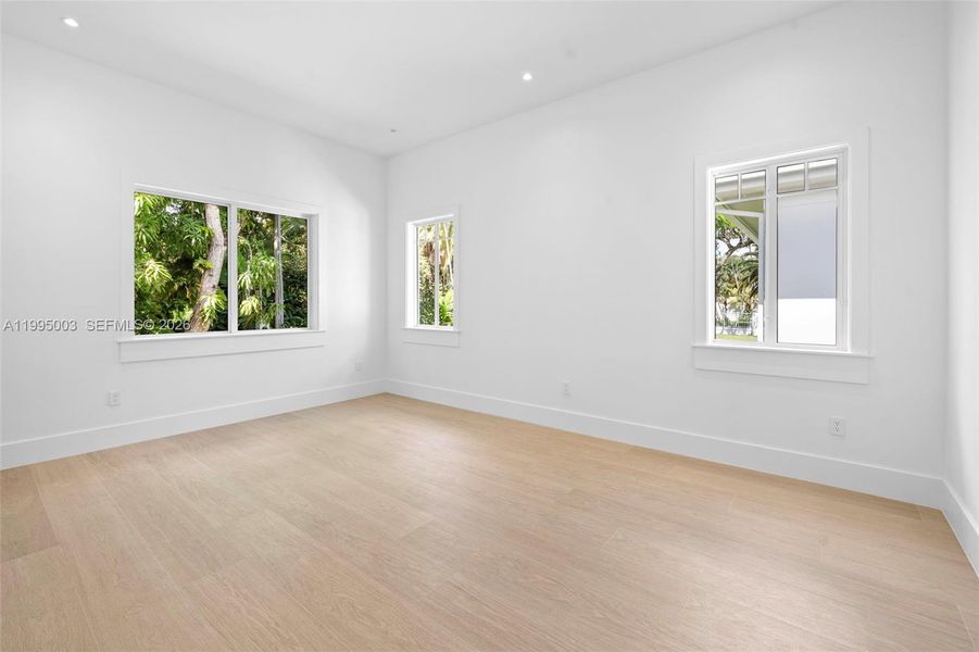 Spacious, unfurnished interior of a new home in , Pinecrest (Image 31).