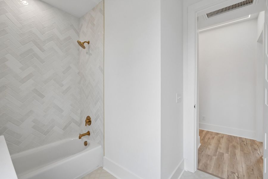 Spacious, unfurnished interior of a new home in , Folly Beach (Image 68).