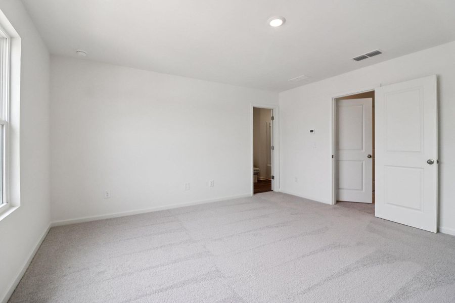 Spacious, unfurnished interior of a new home in Halstead, Moncks Corner (Image 16).