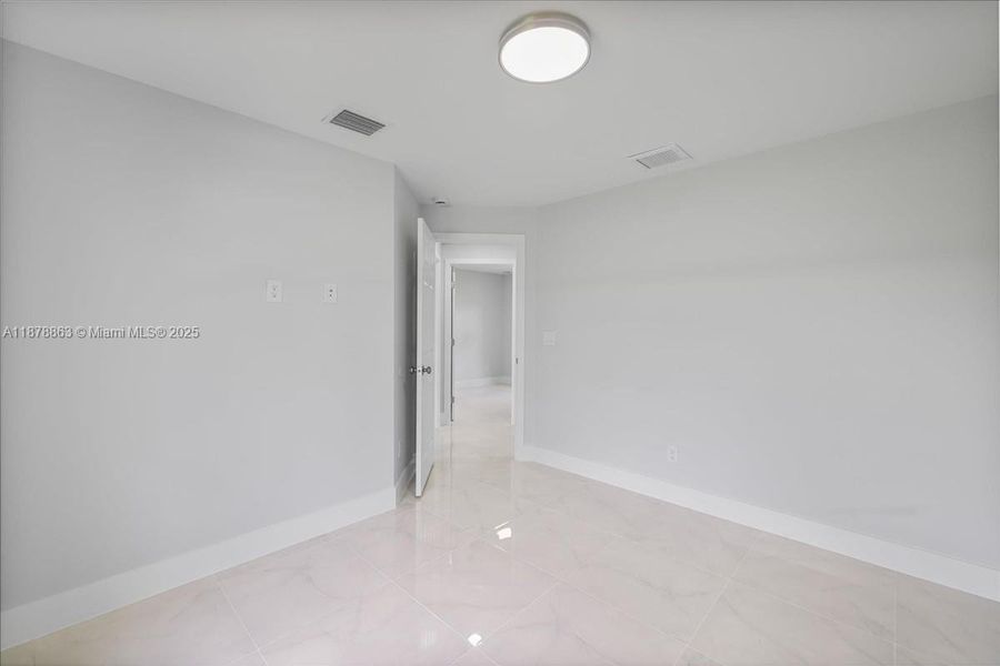 Spacious, unfurnished interior of a new home in , Lehigh Acres (Image 19).